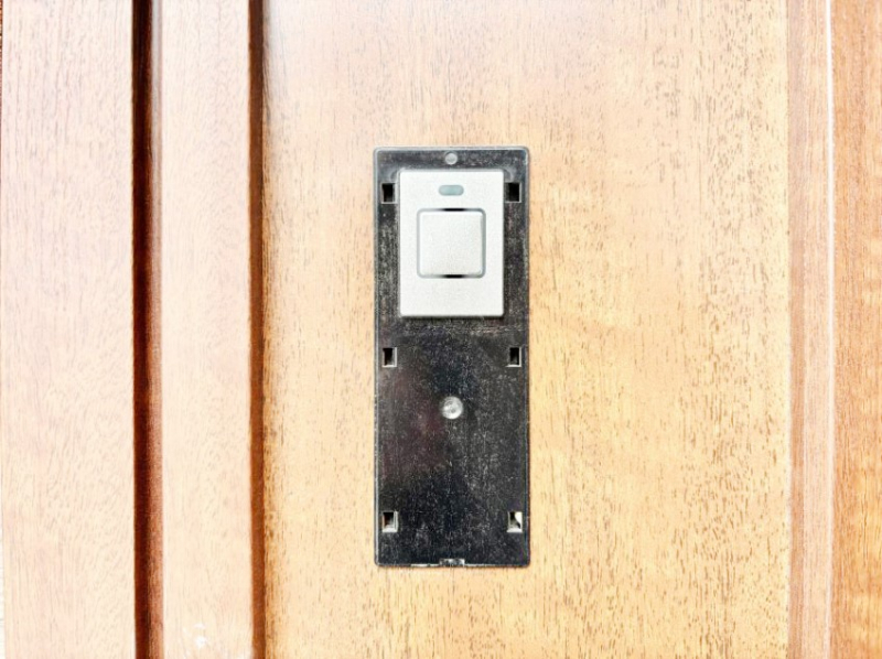 ���̑��@�{�^���������Ă����������I���փh�A�͓d�q�L�[�d�l�ł��B