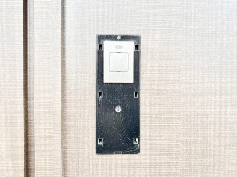 ���̑��@�{�^���������Ă����������I���փh�A�͓d�q�L�[�d�l�ł��B