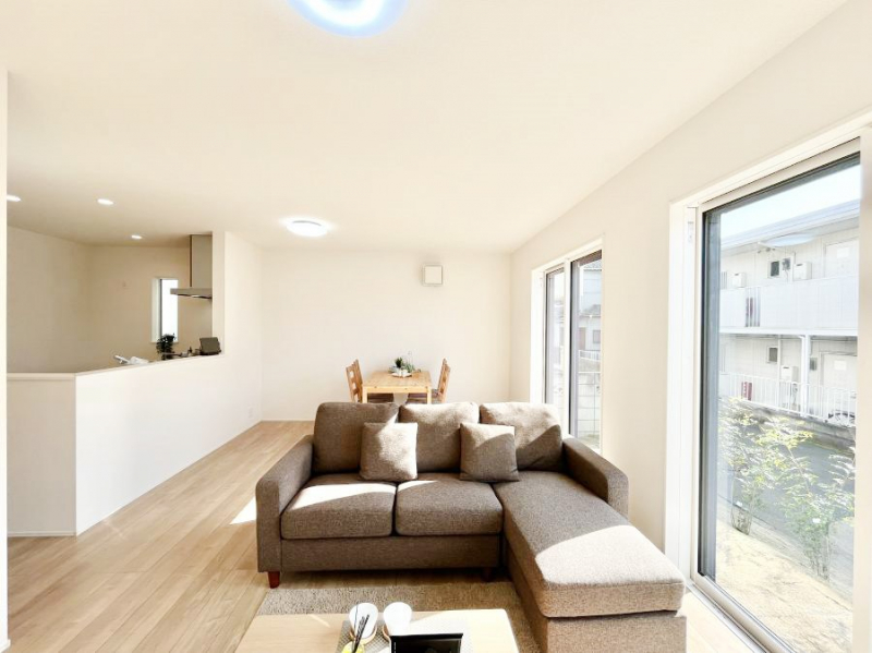 ���r���O�@���邢�z���������A�����̕��͋C�ɖ�������郊�r���O�E�_�C�j���O�B �@