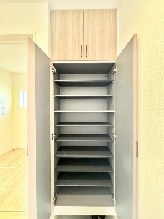 ���̑����ρ@�����Ղ���[�ł���V���[�Y�{�b�N�X�ŉƑ��S���̌C���A���ւ�������B  