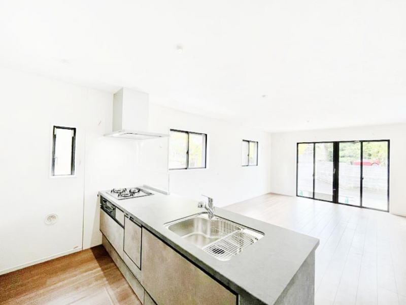 �L�b�`���@���Ƒ��̉�b�e�ޑΖʃL�b�`���B���������̃p�p�}�}�����Ƒ��Ɖ߂������Ԃ����������I