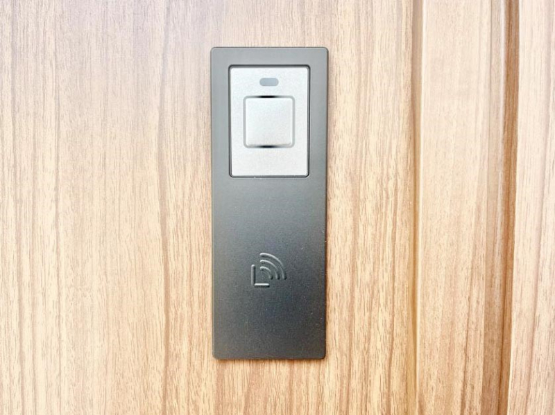 ���̑��@�{�^���������Ă����������I���փh�A�͓d�q�L�[�d�l�ł��B