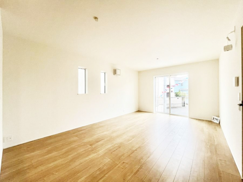 ���r���O�@�傫�ȑ����炽���Ղ�̗z���ƕ����������郊�r���O