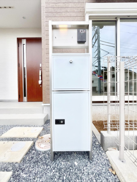 ���̑��@�\�D�E�C���^�[�z���E�|�X�g���ЂƂɏW��B�G���g�����X�ɂȂ��ރV���v���f�U�C���B