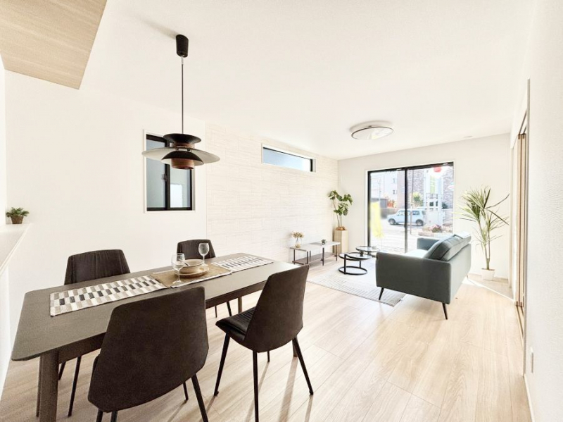 ���r���O�@�傫�ȑ����炽���Ղ�̗z���ƕ����������郊�r���O