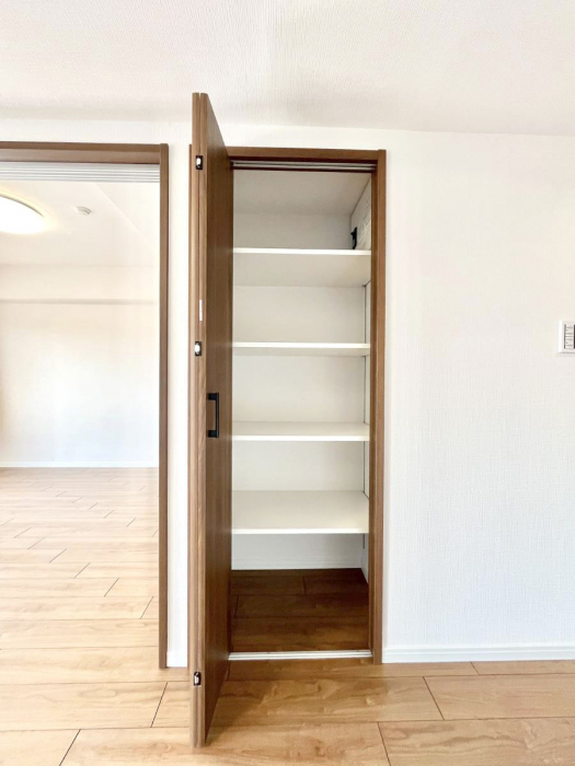 ���̑����ρ@���r���O���[�B�����Ɏ��[������ƕ����W�܂�LDK���X�b�L���Еt�������ł��ˁB  