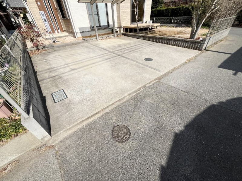 �@����2��\�I�}�Ȃ��q�l�̒��ԂɁB�܂��A���Ƒ��̎��]�ԃX�y�[�X�Ƃ��Ă��劈��B