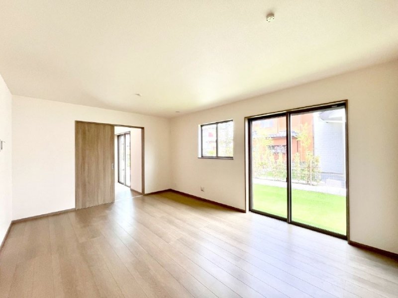���̑����ρ@�Ƒ��̏Ί炪���R�Ɛ��܂�Ă���A����ȕ��͋C�̃_�C�j���O�Ɏd�オ���Ă��܂��B