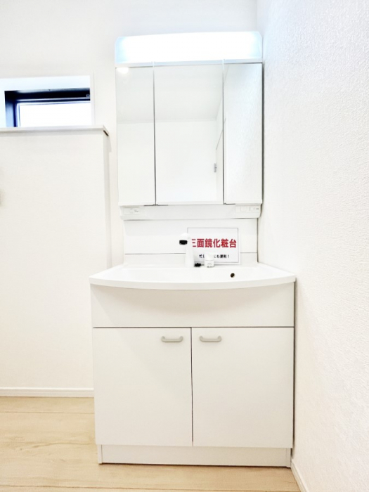 ���ʑ�E���ʏ��@�X�^�C�����O�ɕ֗��ȎO�ʋ��A�~���[�L���r�l�b�g�ōׂ������X�b�L��