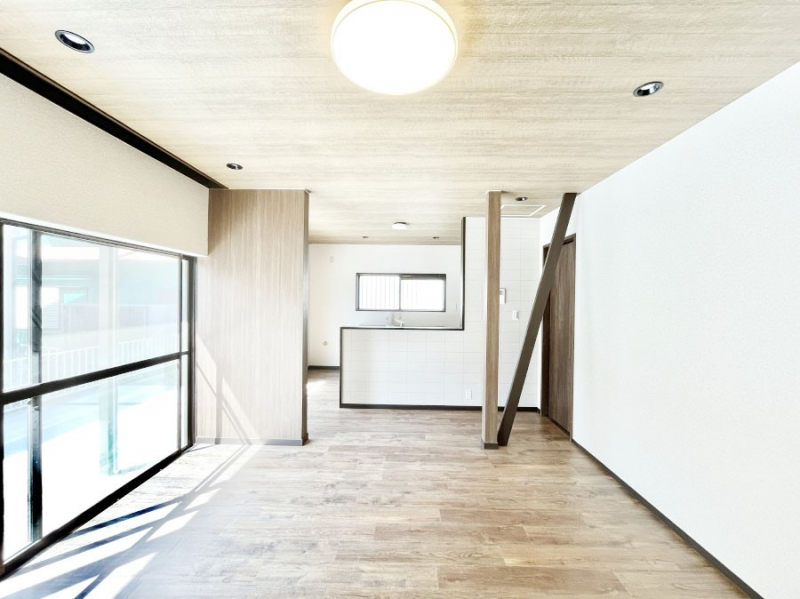 ���̑����ρ@�Ƒ��̏Ί炪���R�Ɛ��܂�Ă���A����ȕ��͋C�̃_�C�j���O�Ɏd�オ���Ă��܂��B