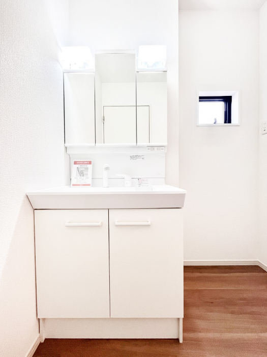 ���ʑ�E���ʏ��@�X�^�C�����O�ɕ֗��ȎO�ʋ��A�~���[�L���r�l�b�g�ōׂ������X�b�L��