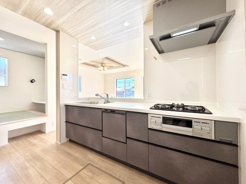 �L�b�`���@���������Ȃ���ł����Ƒ��Ƃ̉�b���y���߂�ΖʃL�b�`��