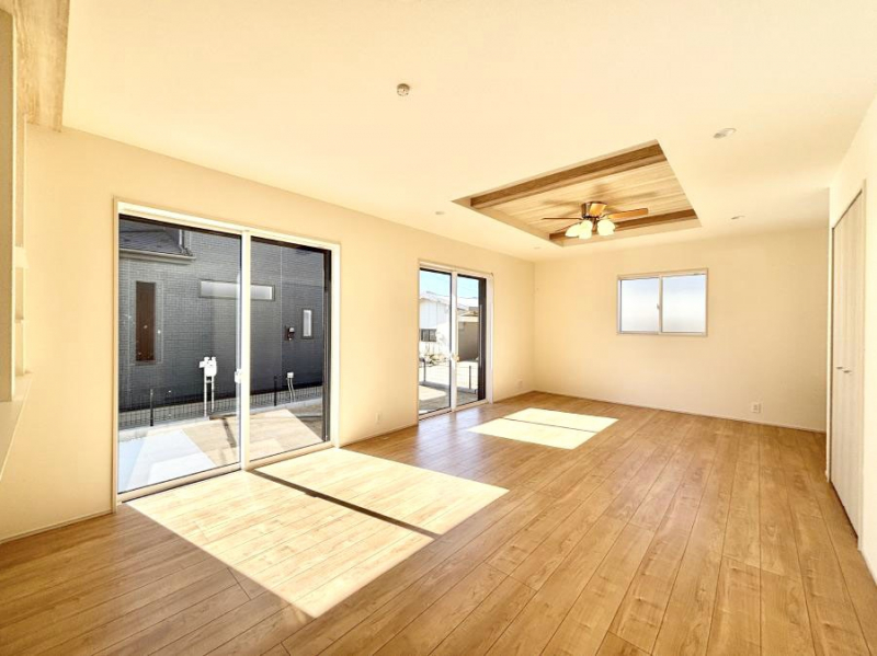 ���r���O�@���邢�z���������A�����̕��͋C�ɖ�������郊�r���O�E�_�C�j���O�B 