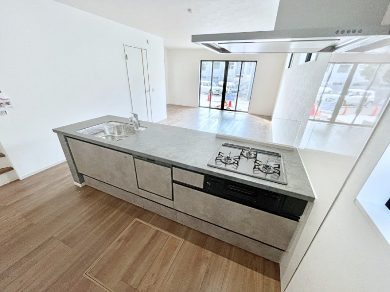 �L�b�`���@���r���O�ŗV�Ԃ��q�l�������Ȃ��炨�������ł���ΖʃL�b�`���B  