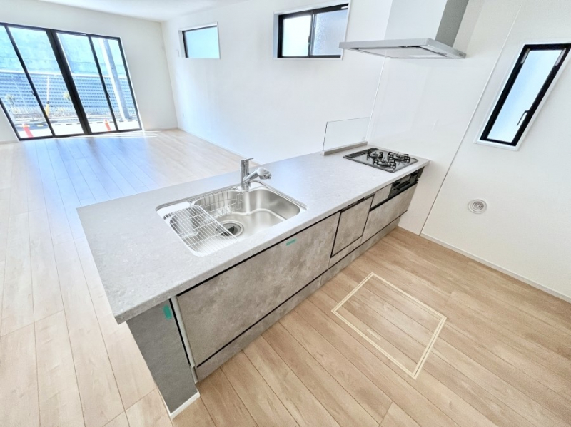 �L�b�`���@���r���O�ŗV�Ԃ��q�l�������Ȃ��炨�������ł���ΖʃL�b�`���B  