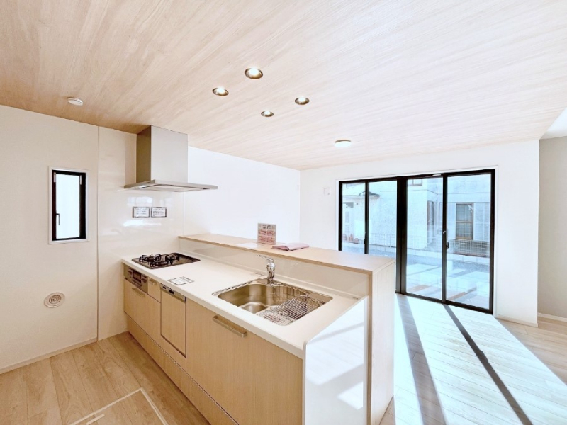 �L�b�`���@�u�₩�ȕ����ʂ蔲����L�b�`���B��������̂Ŗ��邭���C�ɂ��𗧂��܂��B