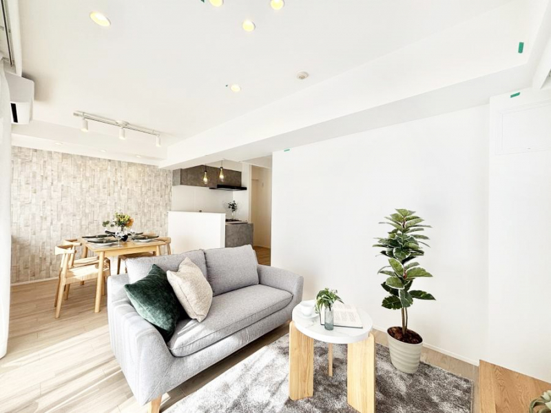 ���r���O�@���R������荞�܂�A�Ƒ��c���̏ꏊ�𖾂邭���o