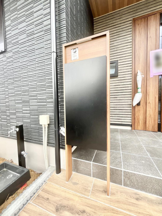 ���̑��@�\�D�E�C���^�[�z���E�|�X�g���ЂƂɏW��B�G���g�����X�ɂȂ��ރV���v���f�U�C���B