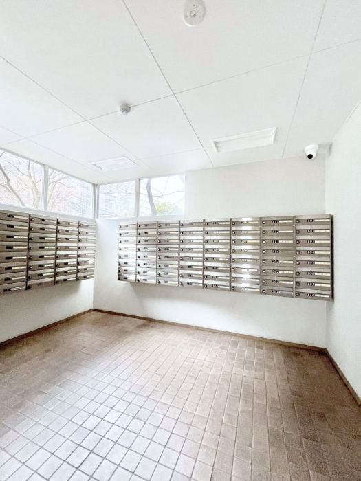 ���̑��@�|�X�g�̓G���g�����X���ɂ���̂ŉJ�ɔG�ꂸ�X�ւ��󂯎��܂��ˁI