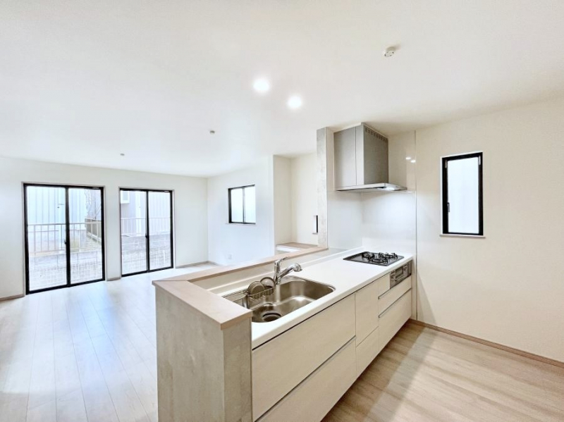 �L�b�`���@���r���O�ŗV�Ԃ��q�l�������Ȃ��炨�������ł���ΖʃL�b�`���B  