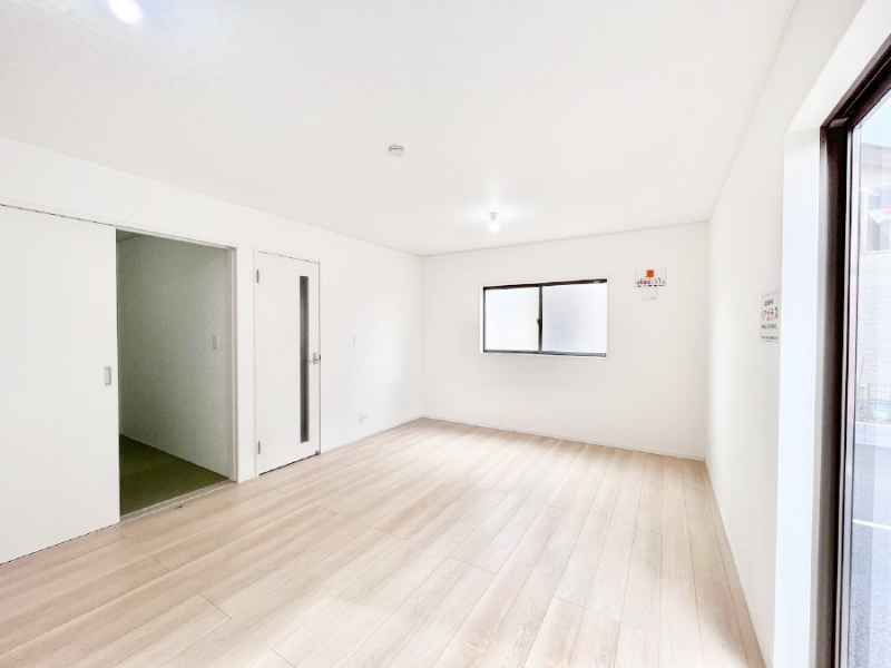 ���r���O�@���邢�z���������A�����̕��͋C�ɖ�������郊�r���O�E�_�C�j���O�B