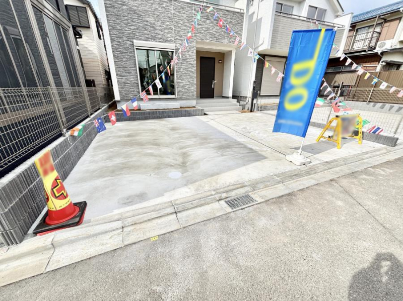 �@����2��\�I�}�Ȃ��q�l�̒��ԂɁB�܂��A���Ƒ��̎��]�ԃX�y�[�X�Ƃ��Ă��劈��B