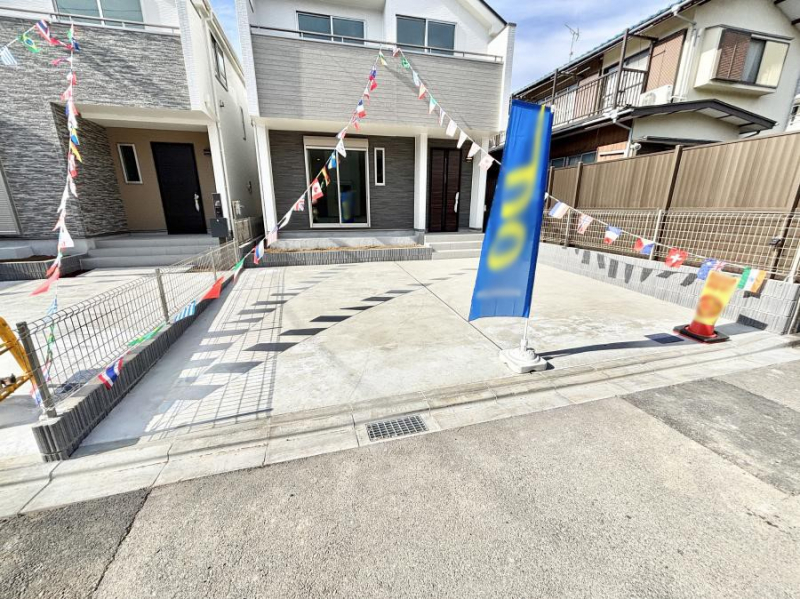 �@����2��\�I�}�Ȃ��q�l�̒��ԂɁB�܂��A���Ƒ��̎��]�ԃX�y�[�X�Ƃ��Ă��劈��B