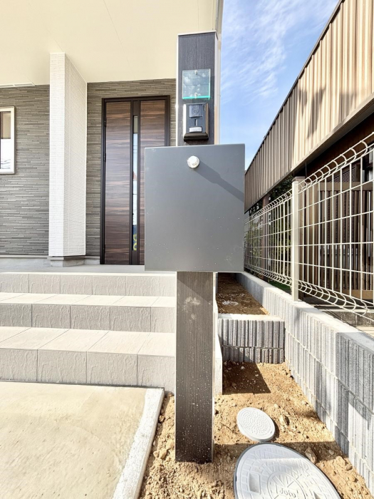 ���̑��@�\�D�E�C���^�[�z���E�|�X�g���ЂƂɏW��B�G���g�����X�ɂȂ��ރV���v���f�U�C���B