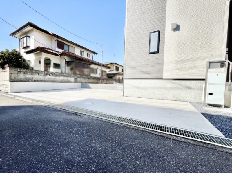 �@����2��\�I�}�Ȃ��q�l�̒��ԂɁB�܂��A���Ƒ��̎��]�ԃX�y�[�X�Ƃ��Ă��劈��B