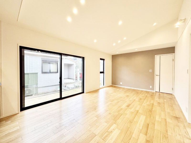 ���r���O�@�傫�ȑ����炽���Ղ�̗z���ƕ����������郊�r���O