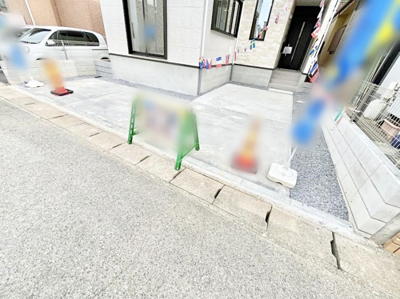 �@����2��\�I�}�Ȃ��q�l�̒��ԂɁB�܂��A���Ƒ��̎��]�ԃX�y�[�X�Ƃ��Ă��劈��B