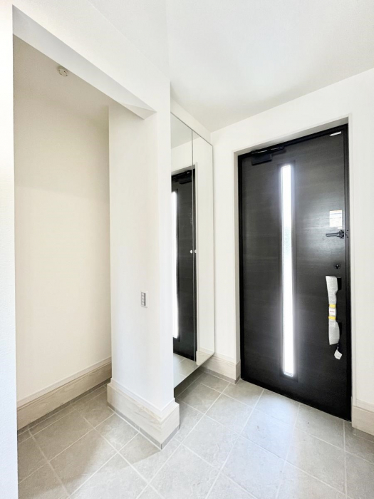 ���ց@�K���X�X���b�g�̓��������փh�A�������Ɍ���͂��Ă���܂�  