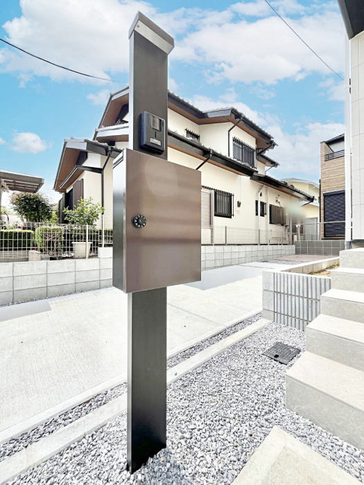 ���̑��@�\�D�E�C���^�[�z���E�|�X�g���ЂƂɏW��B�G���g�����X�ɂȂ��ރV���v���f�U�C���B