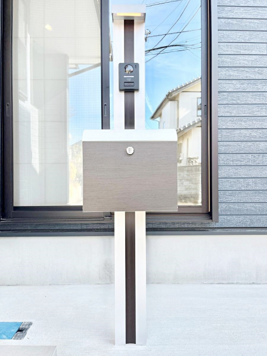 ���̑��@�\�D�E�C���^�[�z���E�|�X�g���ЂƂɏW��B�G���g�����X�ɂȂ��ރV���v���f�U�C���B