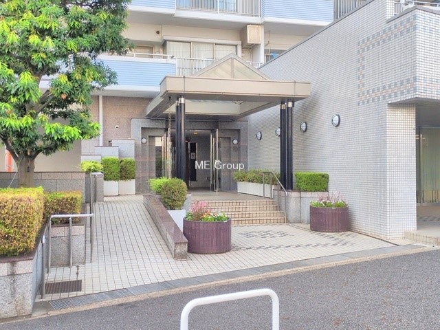 �G���g�����X�@�O�� �Y��ȃG���g�����X�́A���Z�҂�D�����}������Ă���܂�  