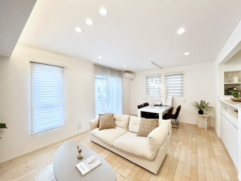 ���r���O�@�Ƒ��̘a�₩�ȉ�b���������Ă������B�J�����̂��郊�r���O�B���g�[�t���I