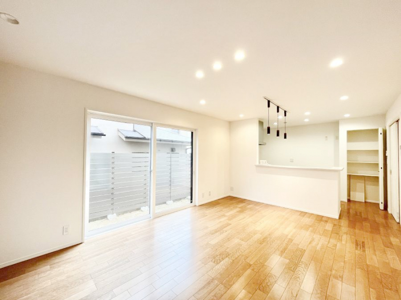 ���r���O�@���邢�z���������A�����̕��͋C�ɖ�������郊�r���O�E�_�C�j���O�B 