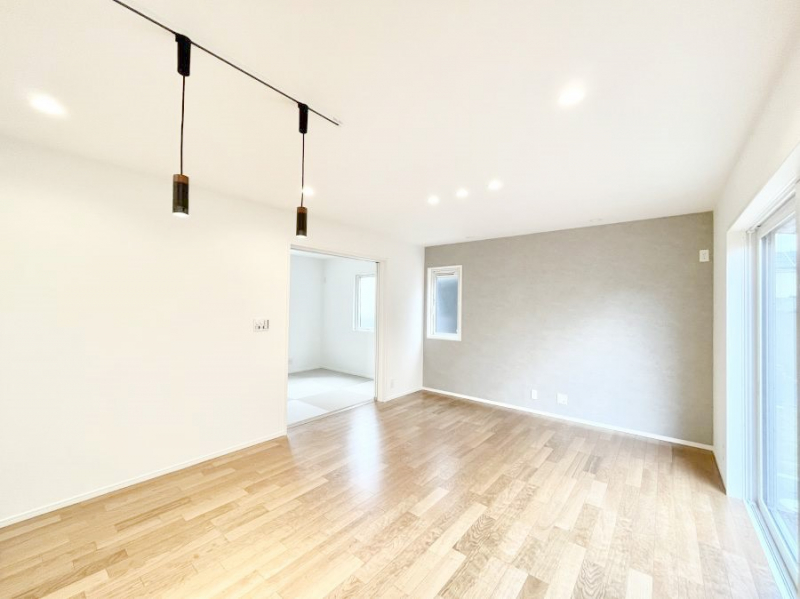 ���̑����ρ@�Ƒ��̏Ί炪���R�Ɛ��܂�Ă���A����ȕ��͋C�̃_�C�j���O�Ɏd�オ���Ă��܂��B