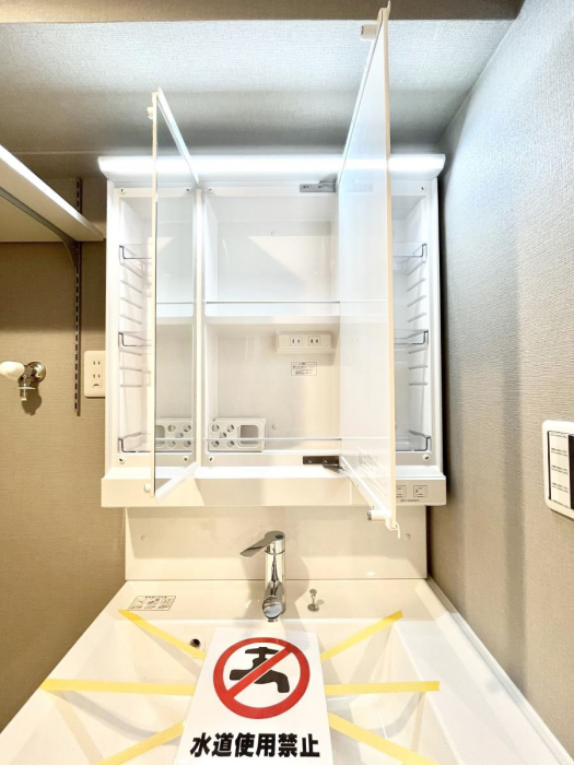 ���̑����ρ@�O�ʋ��̗��ɁA���ϕi��q���p�i�Ȃǂ����[�\�B���ʑ����������ƕۂ��܂��I