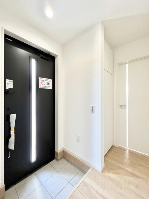 ���ց@�K���X�X���b�g�̓��������փh�A�������Ɍ���͂��Ă���܂��@