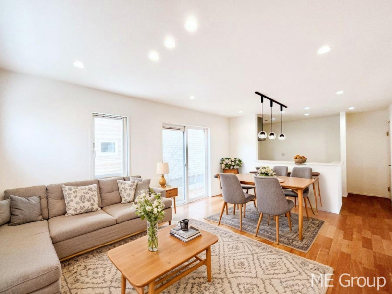 ���r���O�@�Ƒ��̘a�₩�ȉ�b���������Ă������B�J�����̂��郊�r���O�B���g�[�t���I���Ƌ��CG�ł�