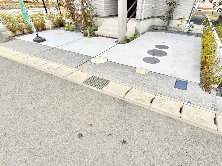 �@����2��\�I�}�Ȃ��q�l�̒��ԂɁB�܂��A���Ƒ��̎��]�ԃX�y�[�X�Ƃ��Ă��劈��B