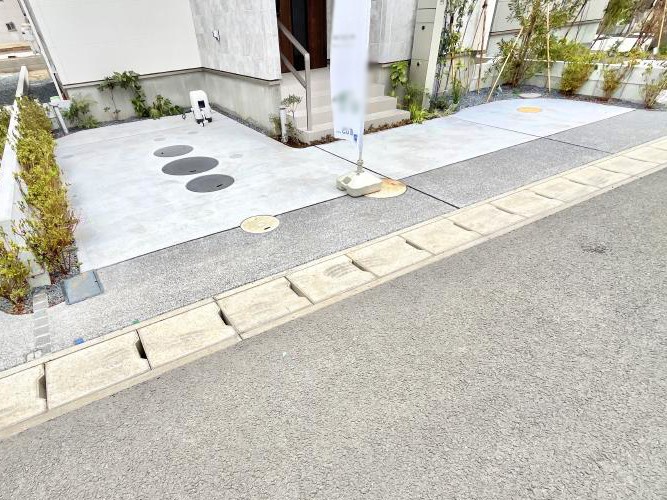 �@����2��\�I�}�Ȃ��q�l�̒��ԂɁB�܂��A���Ƒ��̎��]�ԃX�y�[�X�Ƃ��Ă��劈��B