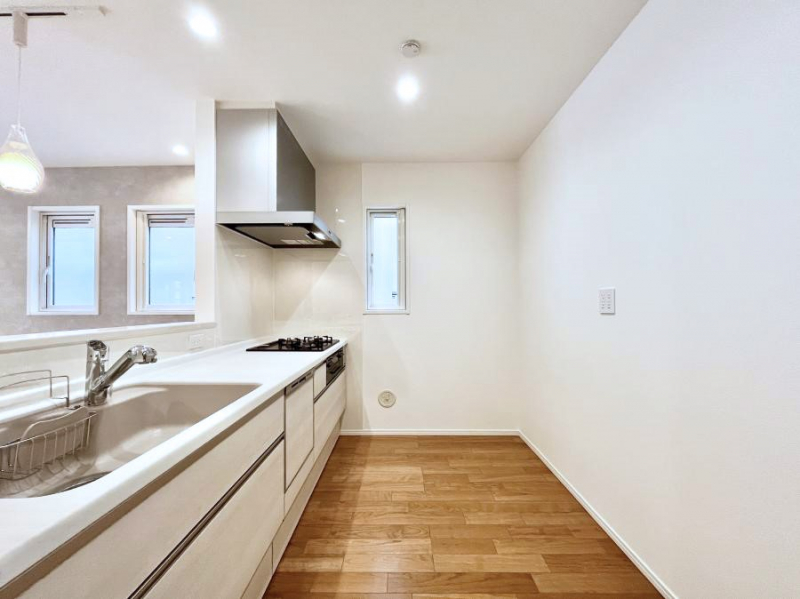 �L�b�`���@�u�₩�ȕ����ʂ蔲����L�b�`���B��������̂Ŗ��邭���C�ɂ��𗧂��܂��B