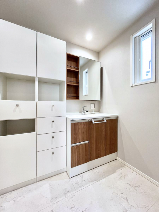 ���̑��@���ʏ��͂�Ƃ�̂���X�y�[�X�ŁA�g�x�x�������̃X�L���P�A���S�ɗ]�T�������Ăł������ł��B  