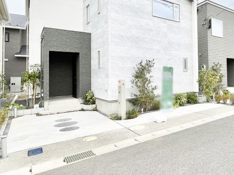 �@����2��\�I�}�Ȃ��q�l�̒��ԂɁB�܂��A���Ƒ��̎��]�ԃX�y�[�X�Ƃ��Ă��劈��B