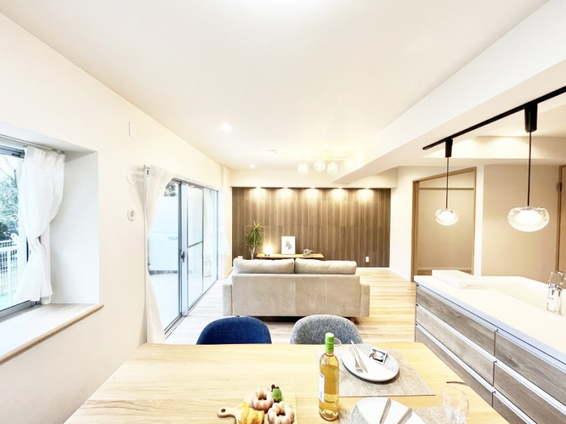 ���r���O�@�Ƒ��̘a�₩�ȉ�b���������Ă������B�J�����̂��郊�r���O�ł��B