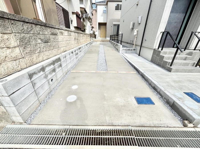 �@����2��\�I�}�Ȃ��q�l�̒��ԂɁB�܂��A���Ƒ��̎��]�ԃX�y�[�X�Ƃ��Ă��劈��B