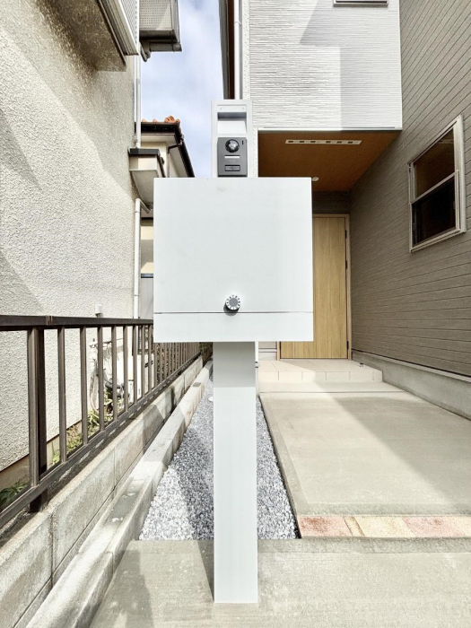 ���̑��@�\�D�E�C���^�[�z���E�|�X�g���ЂƂɏW��B�G���g�����X�ɂȂ��ރV���v���f�U�C���B