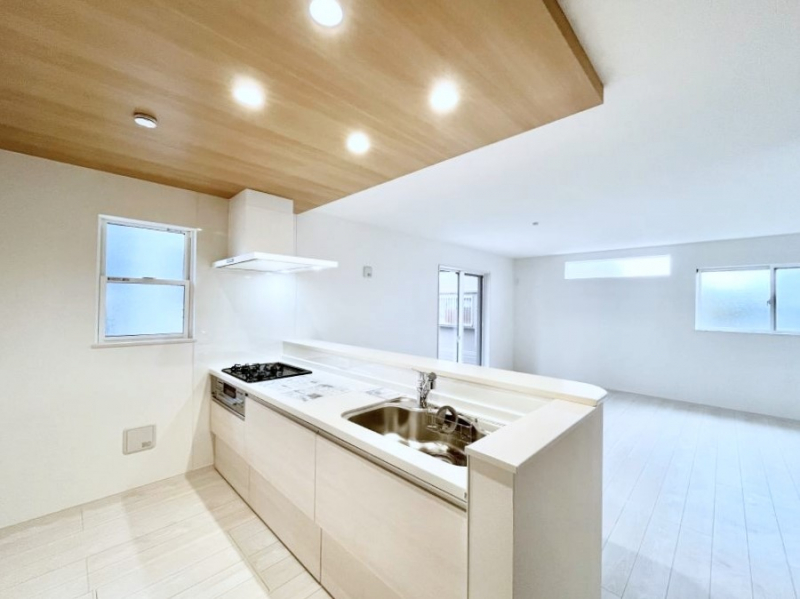 �L�b�`���@���r���O�ŗV�Ԃ��q�l�������Ȃ��炨�������ł���ΖʃL�b�`���B  